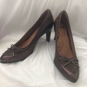 Soft Two Tone Metallic Leather Pumps. Size 10